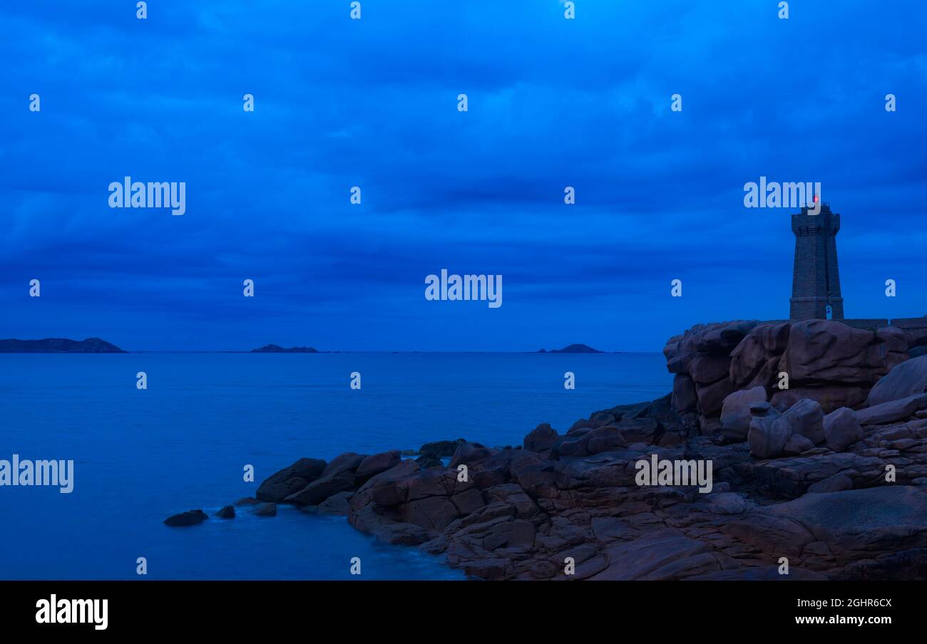 Dämmerungsaufnahme, Leuchtturm Phare de Ploumanac'h, Granitfelsen, Ploumanac'h, Cote de Granit Rose, Cotes-d'Armor, Bretagne, Frankreich Stockfoto