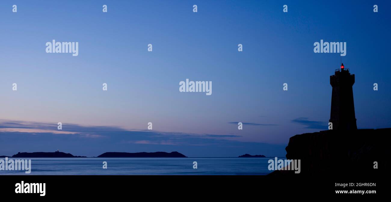 Dämmerungsaufnahme, Leuchtturm Phare de Ploumanac'h, Granitfelsen, Ploumanac'h, Cote de Granit Rose, Cotes-d'Armor, Bretagne, Frankreich Stockfoto