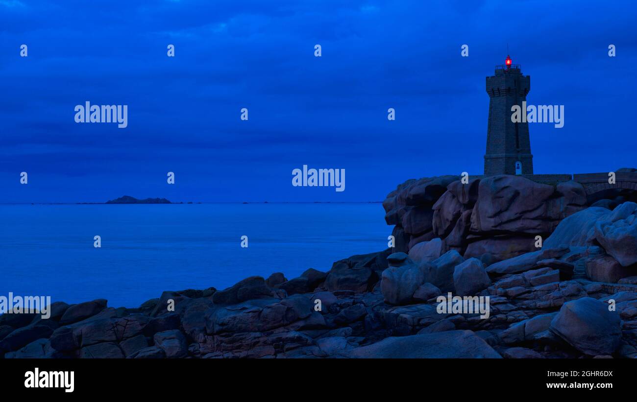 Dämmerungsaufnahme, Leuchtturm Phare de Ploumanac'h, Granitfelsen, Ploumanac'h, Cote de Granit Rose, Cotes-d'Armor, Bretagne, Frankreich Stockfoto