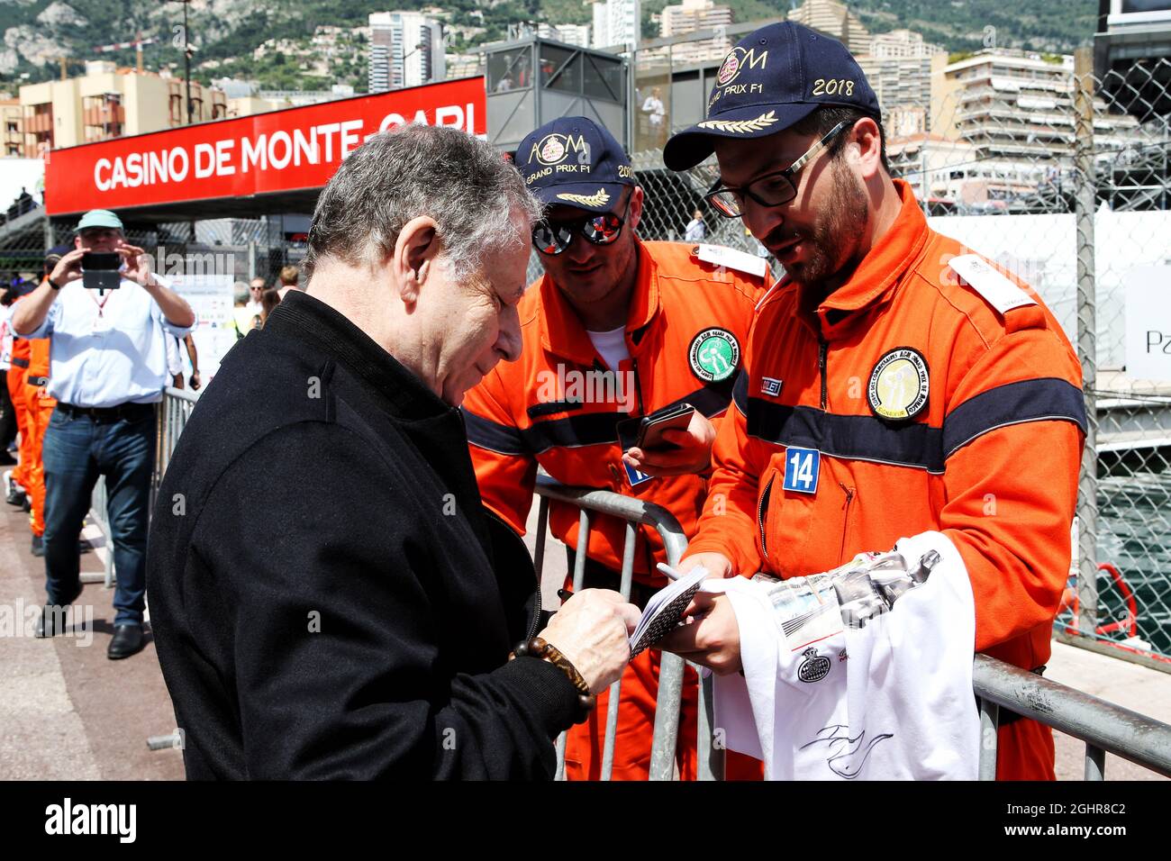 Jean Todt (FRA) FIA-Präsident gibt Autogramme für die Fans. 26.05.2018. Formel-1-Weltmeisterschaft, Rd 6, Großer Preis Von Monaco, Monte Carlo, Monaco, Qualifizierender Tag. Bildnachweis sollte lauten: XPB/Press Association Images. Stockfoto