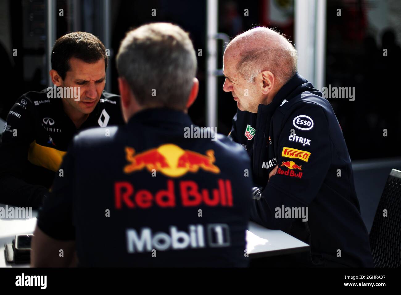 (L bis R): Remi Taffin (FRA) Technischer Direktor für Renault Sport F1-Motoren mit Paul Monaghan (GBR), Chief Engineer von Red Bull Racing und Adrian Newey (GBR), Chief Technical Officer von Red Bull Racing. 09.06.2018. Formel-1-Weltmeisterschaft, Rd 7, Großer Preis Von Kanada, Montreal, Kanada, Qualifizierender Tag. Bildnachweis sollte lauten: XPB/Press Association Images. Stockfoto