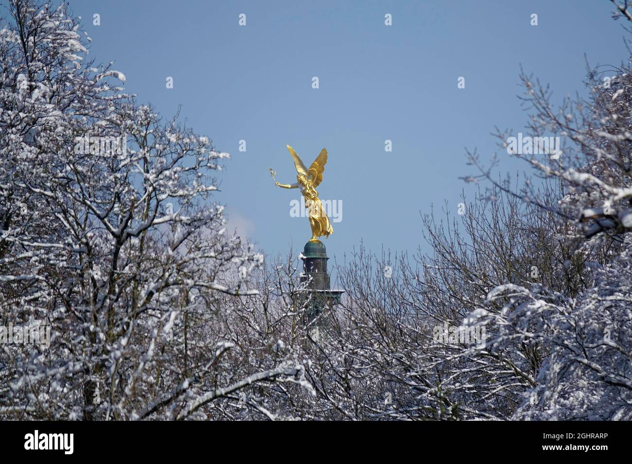 Friedensengel oder Friedensdenkmal, verschneite Landeshauptstadt München, Freistaat Bayern, Deutschland Stockfoto