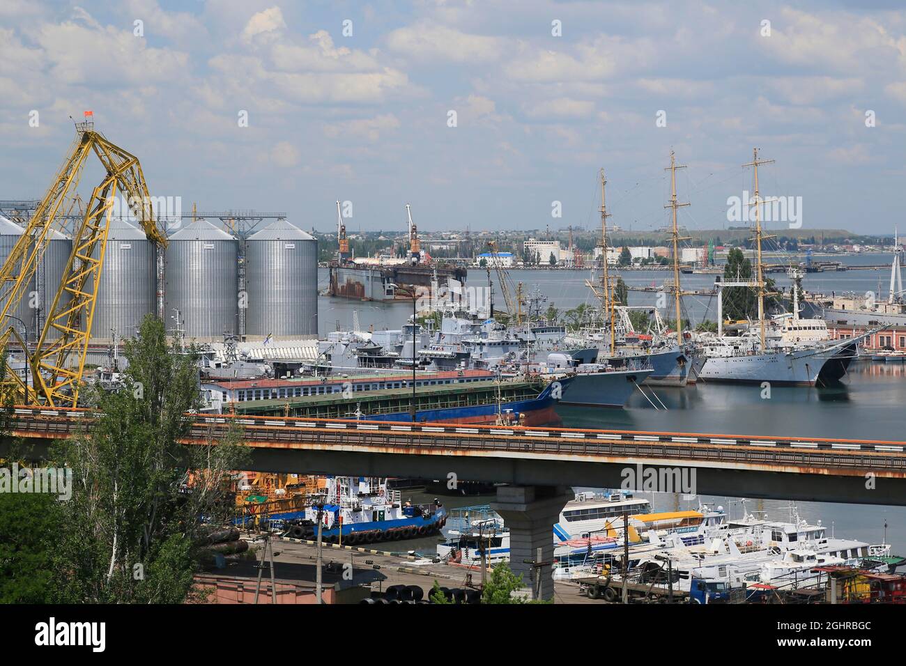 Marinehafen Odessa mit Windjammer Druzhba und stillgelegten Kriegsschiffen der Schwarzmeerflotte, Odessa, Ukraine Stockfoto