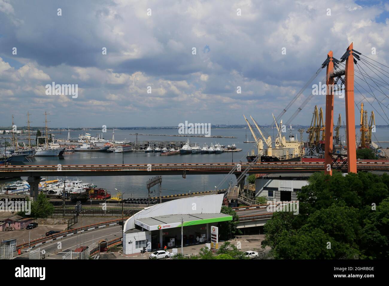 Marinehafen Odessa mit Windjammer Druzhba und stillgelegten Kriegsschiffen der Schwarzmeerflotte, Odessa, Ukraine Stockfoto