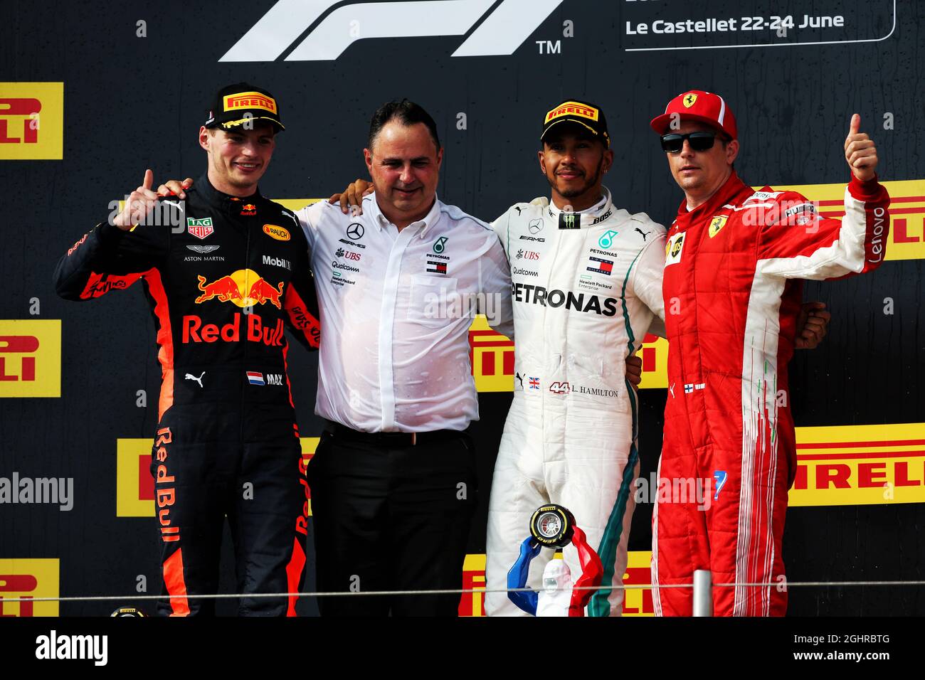 Das Podium (L bis R): Max Verstappen (NLD) Red Bull Racing, Zweiter; Ron Meadows (GBR) Mercedes GP Team Manager; Lewis Hamilton (GBR) Mercedes AMG F1, Rennsieger; Kimi Räikkönen (FIN) Ferrari, Dritter. 24.06.2018. Formel-1-Weltmeisterschaft, Rd 8, Großer Preis Von Frankreich, Paul Ricard, Frankreich, Wettkampftag. Bildnachweis sollte lauten: XPB/Press Association Images. Stockfoto