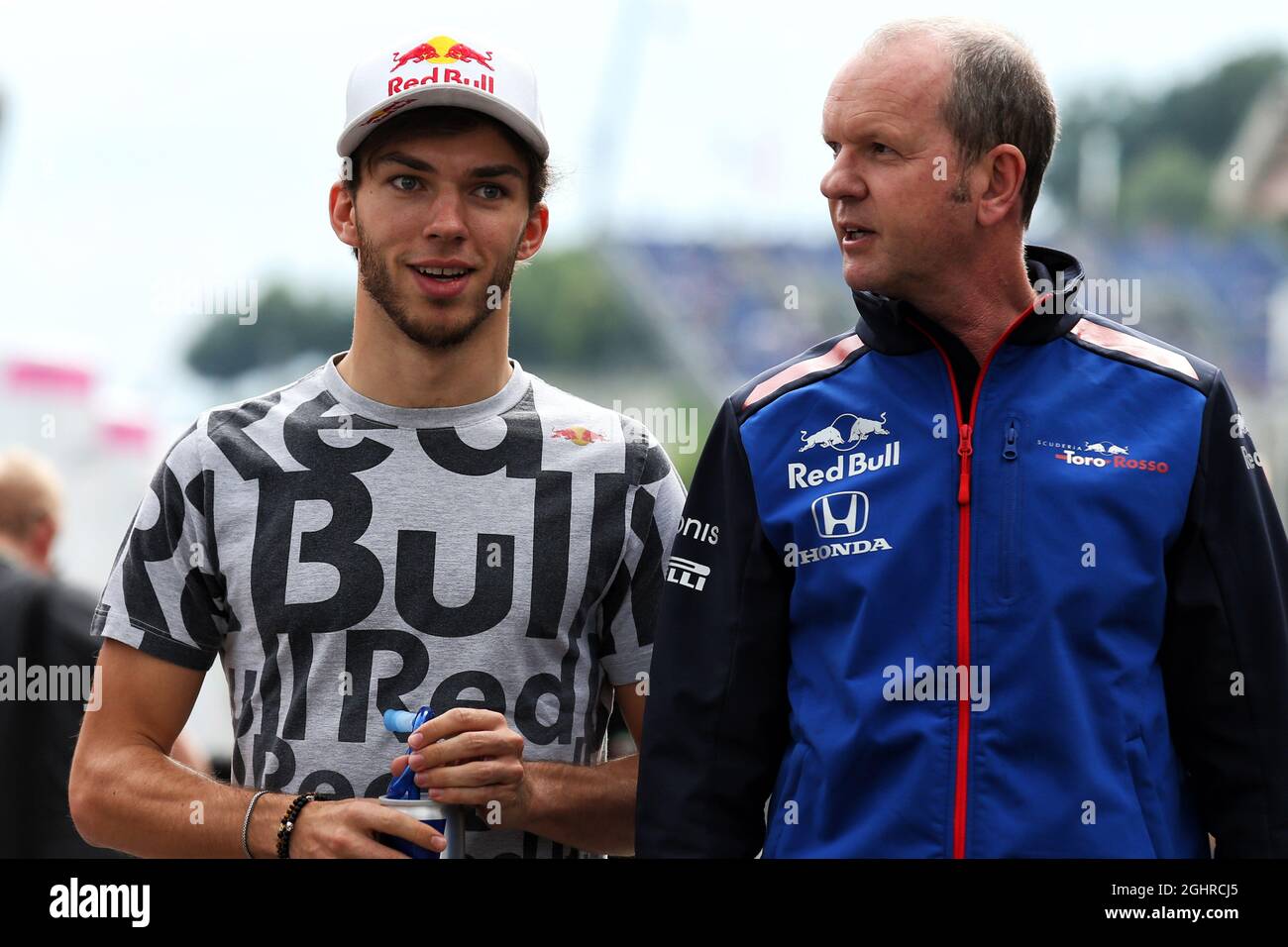 (L bis R): Pierre Gasly (FRA) Scuderia Toro Rosso mit Graham Watson (GBR) Scuderia Toro Rosso Team Manager. 29.06.2018. Formel 1 Weltmeisterschaft, Rd 9, Großer Preis Von Österreich, Spielberg, Österreich, Übungstag. Bildnachweis sollte lauten: XPB/Press Association Images. Stockfoto
