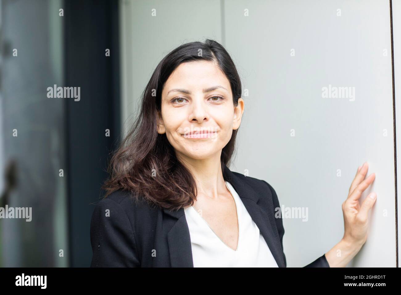 Seriöser Manager mittleren Alters vor einem Büro, Freiburg, Baden-Württemberg, Deutschland Stockfoto