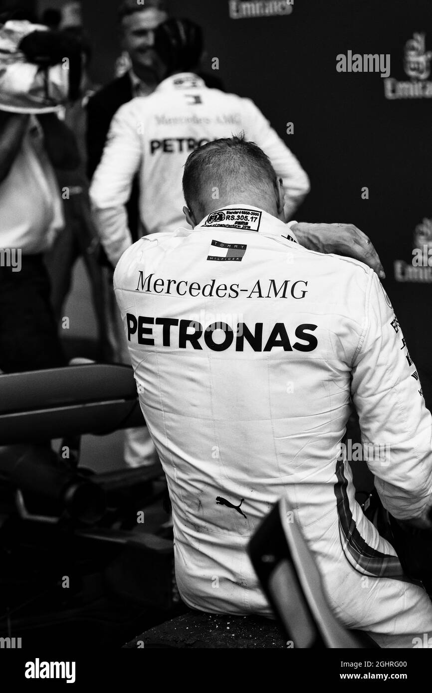 Valtteri Bottas (FIN) Mercedes AMG F1 in Parc Ferme mit Teamkollege Lewis Hamilton (GBR) Mercedes AMG F1 im Interview mit David Coulthard (GBR) Channel 4 F1 Kommentator. 22.07.2018. Formel 1 Weltmeisterschaft, Rd 11, Großer Preis Von Deutschland, Hockenheim, Deutschland, Wettkampftag. Bildnachweis sollte lauten: XPB/Press Association Images. Stockfoto