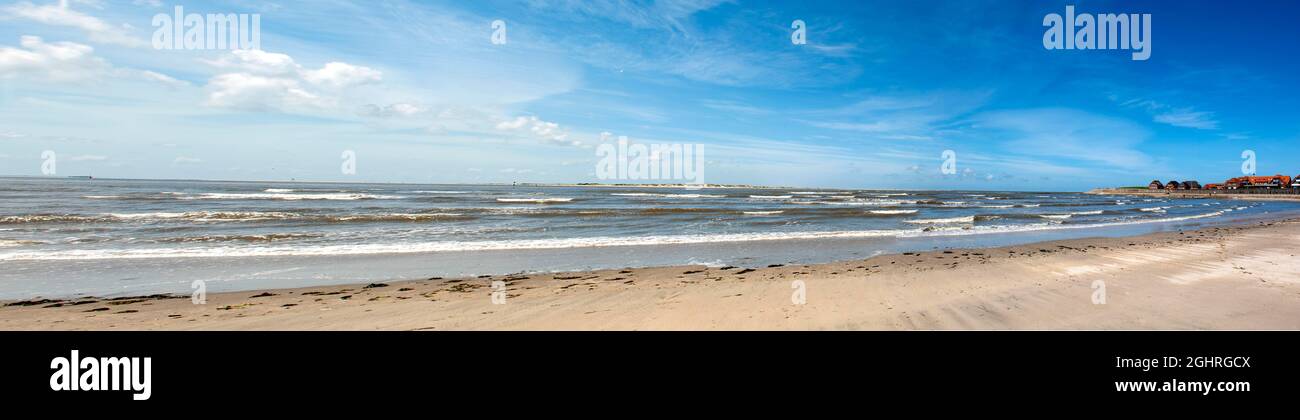 Panoramablick auf den Sandstrand am Hafen der Insel Baltrum, hinter der östlichen Spitze der Insel Norderney, Ostfriesland, Niedersachsen Stockfoto