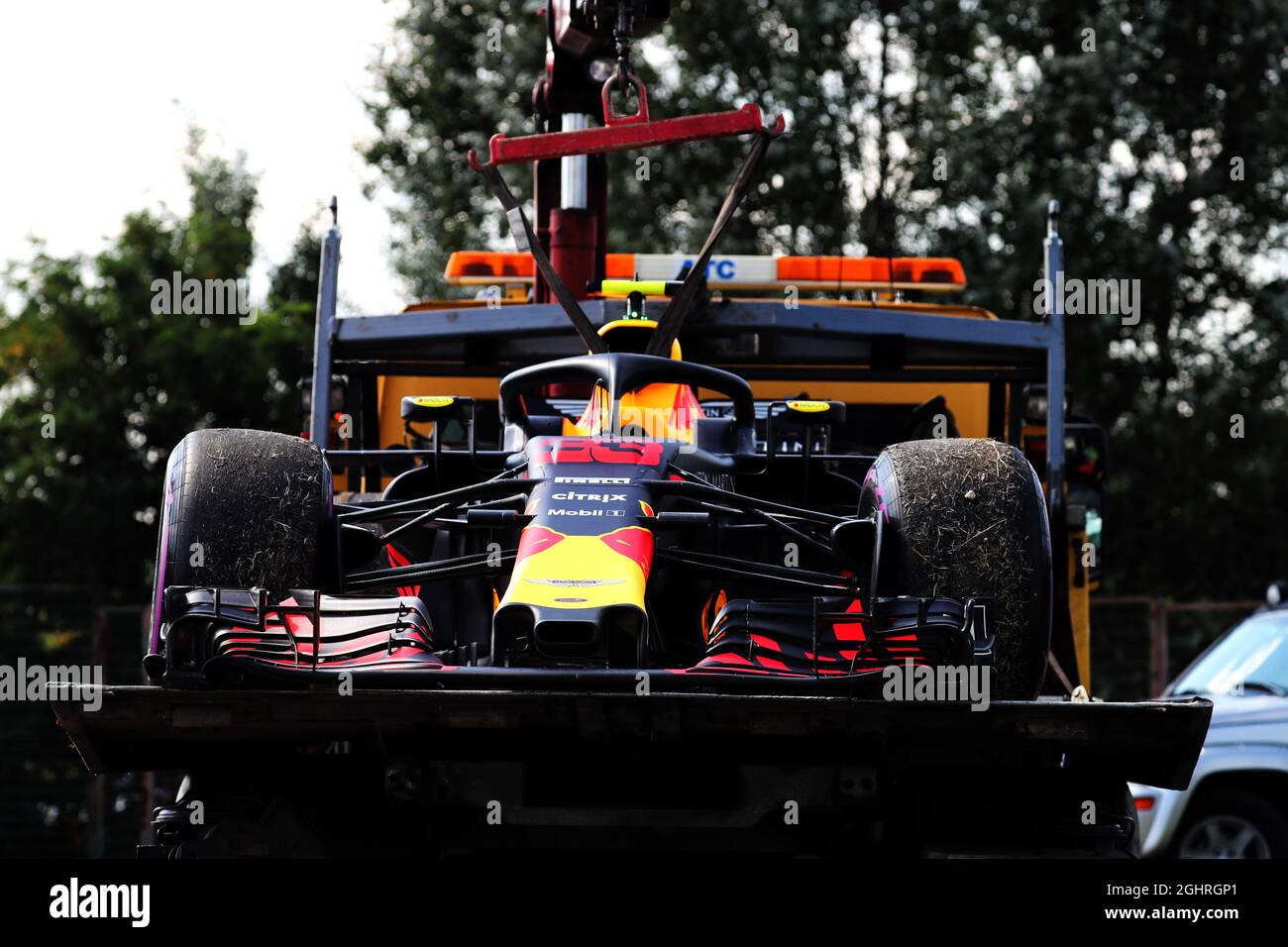 Der Red Bull Racing RB14 des Rennretireers Max Verstappen (NLD) wird auf der Rückseite eines Lkw wieder in die Box zurückgeholt. 29.07.2018. Formel 1 Weltmeisterschaft, Rd 12, Großer Preis Von Ungarn, Budapest, Ungarn, Wettkampftag. Bildnachweis sollte lauten: XPB/Press Association Images. Stockfoto