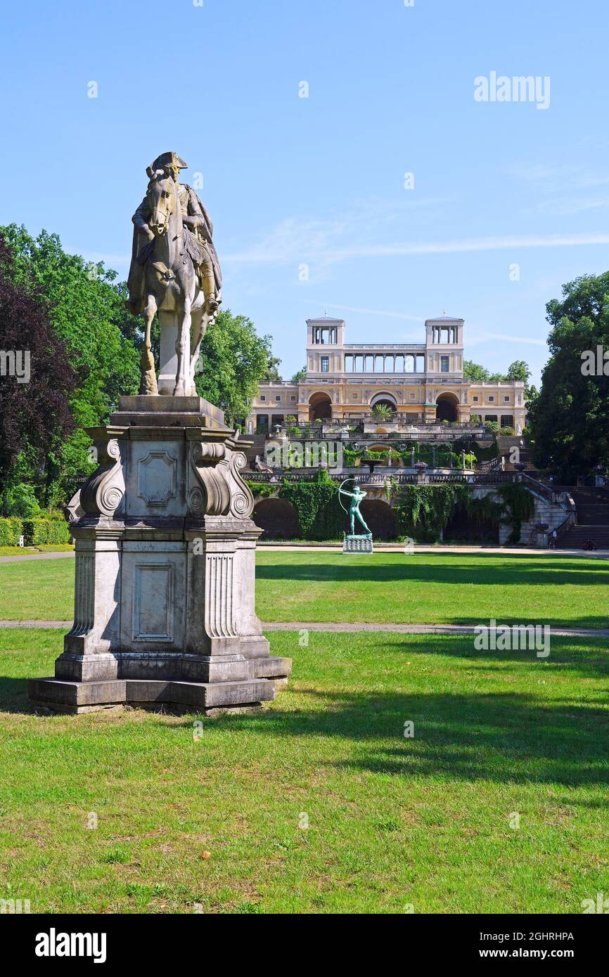 Reiterstatue von Friedrich II. Und Bogenschütze vor der Orangerie, Schlosspark Sanssouci, Potsdam, Brandenburg, Deutschland Stockfoto