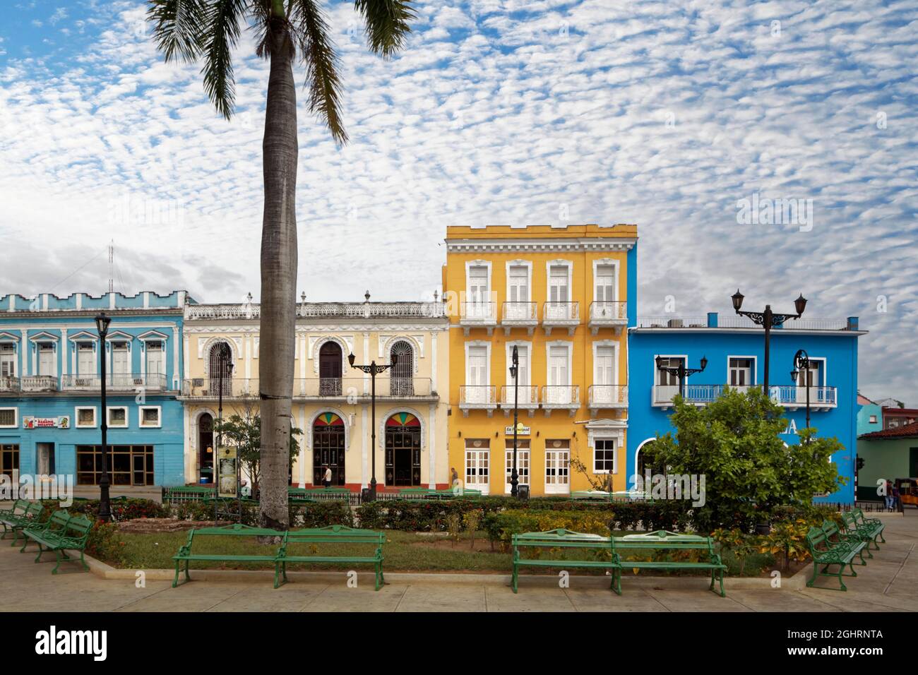 Alte Häuser aus der spanischen Kolonialzeit im Park Serafin Sanchez, Hotel Plaza, Sancti Spiritus, Zentralkuba, Provinz Sancti Spiritus, Karibik Stockfoto