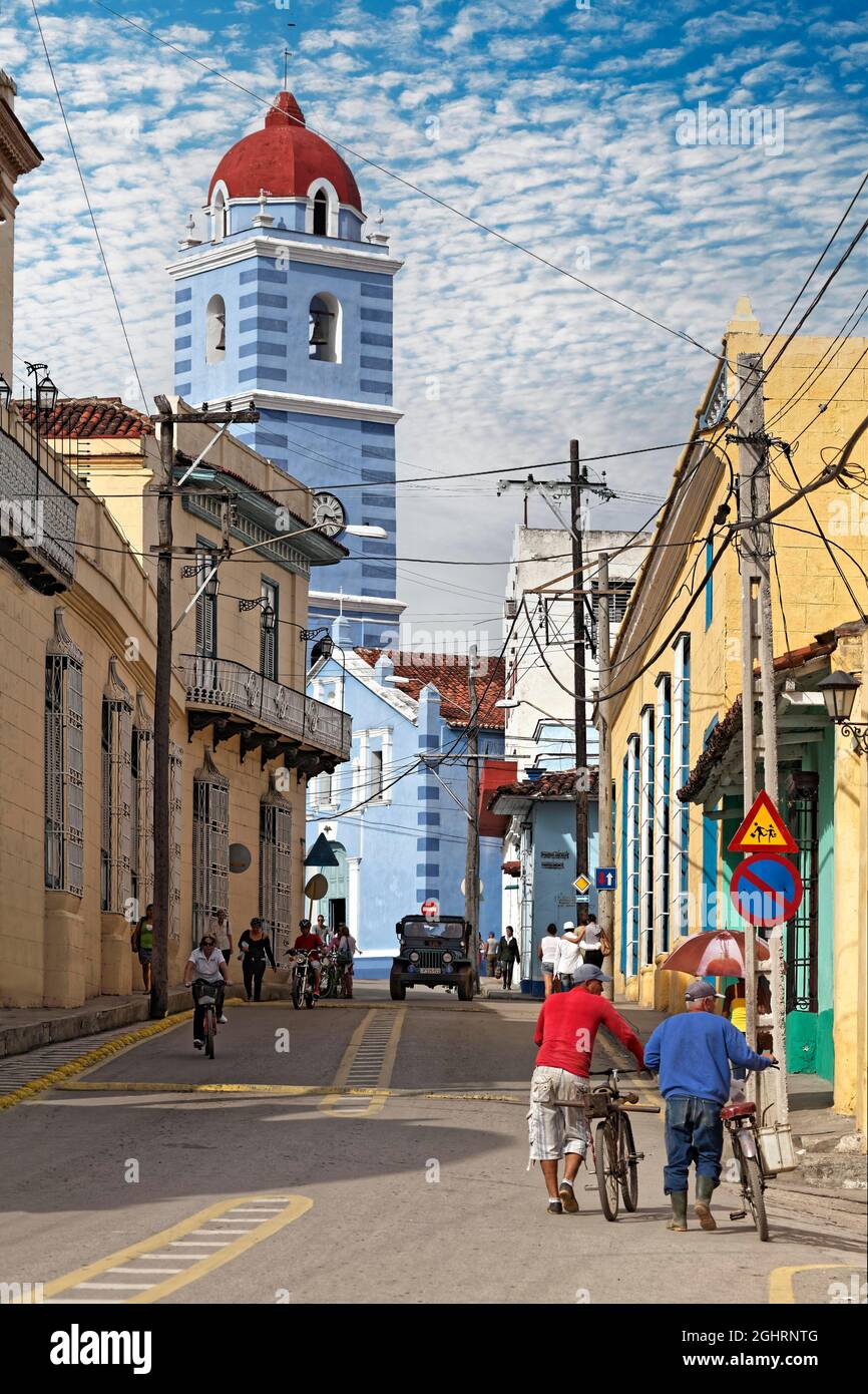 Straßenszene, Karibik, Menschen, Kubaner, alte Häuser aus spanischer Kolonialzeit, im hinteren Glockenturm der Kirche Iglesia Parroquial Mayor del Stockfoto