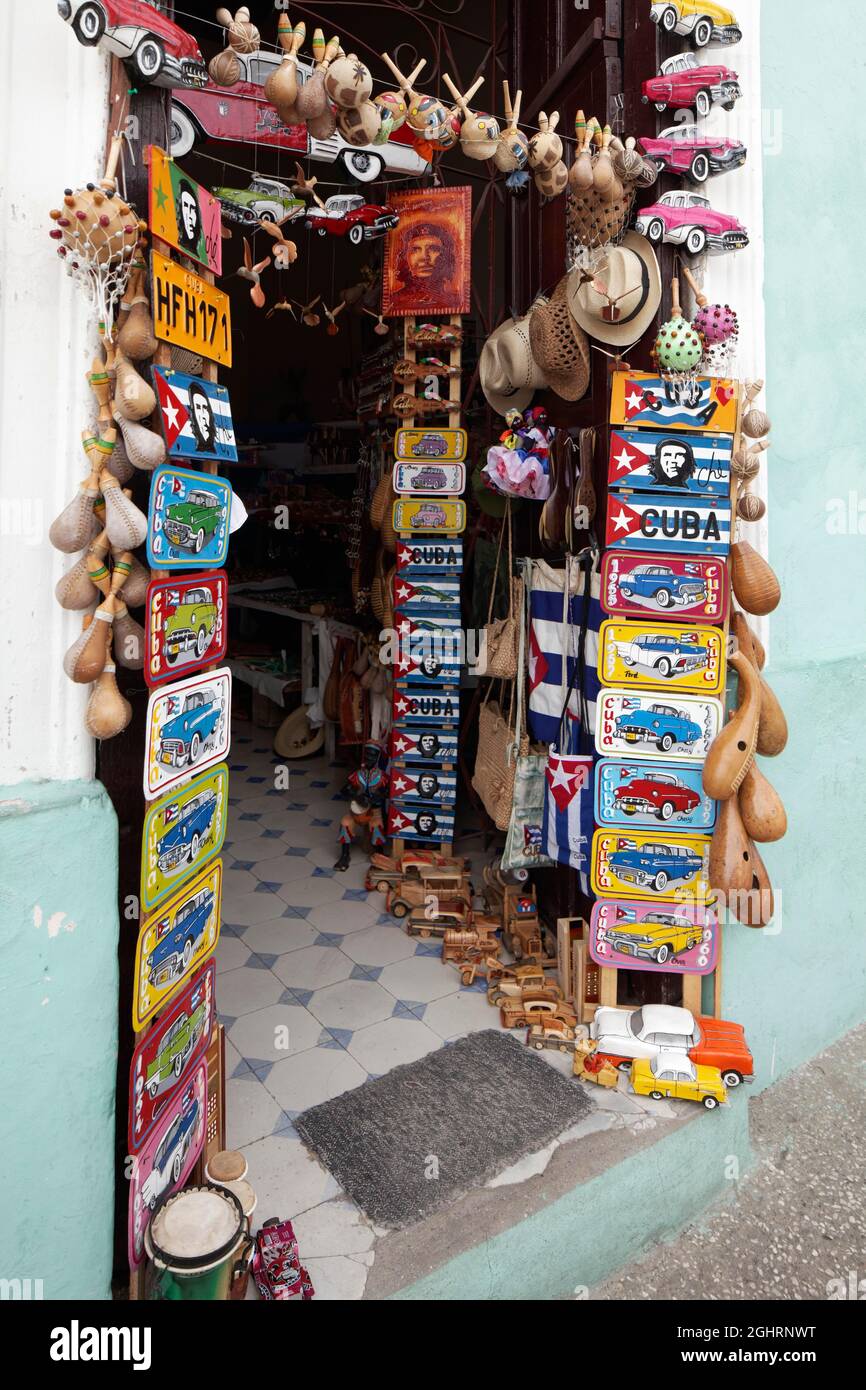 Eingang, Souvenirs, Souvenirladen mit vielen bunten Schildern, Sancti Spiritus, Zentralkuba, Provinz Sancti Spiritus, Karibik, Kuba Stockfoto