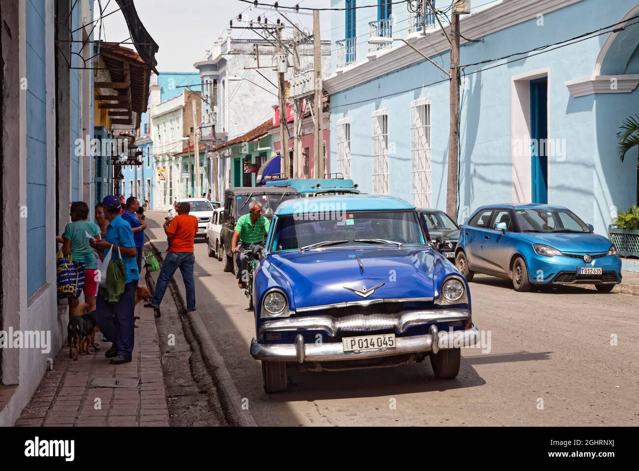 Straßenszene, Karibik, Menschen, Kubaner, Straßenverkehr, Front Vintage Plymouth Belvedere 1955, Sancti Spiritus, Central Cuba, Sancti Spiritus Stockfoto