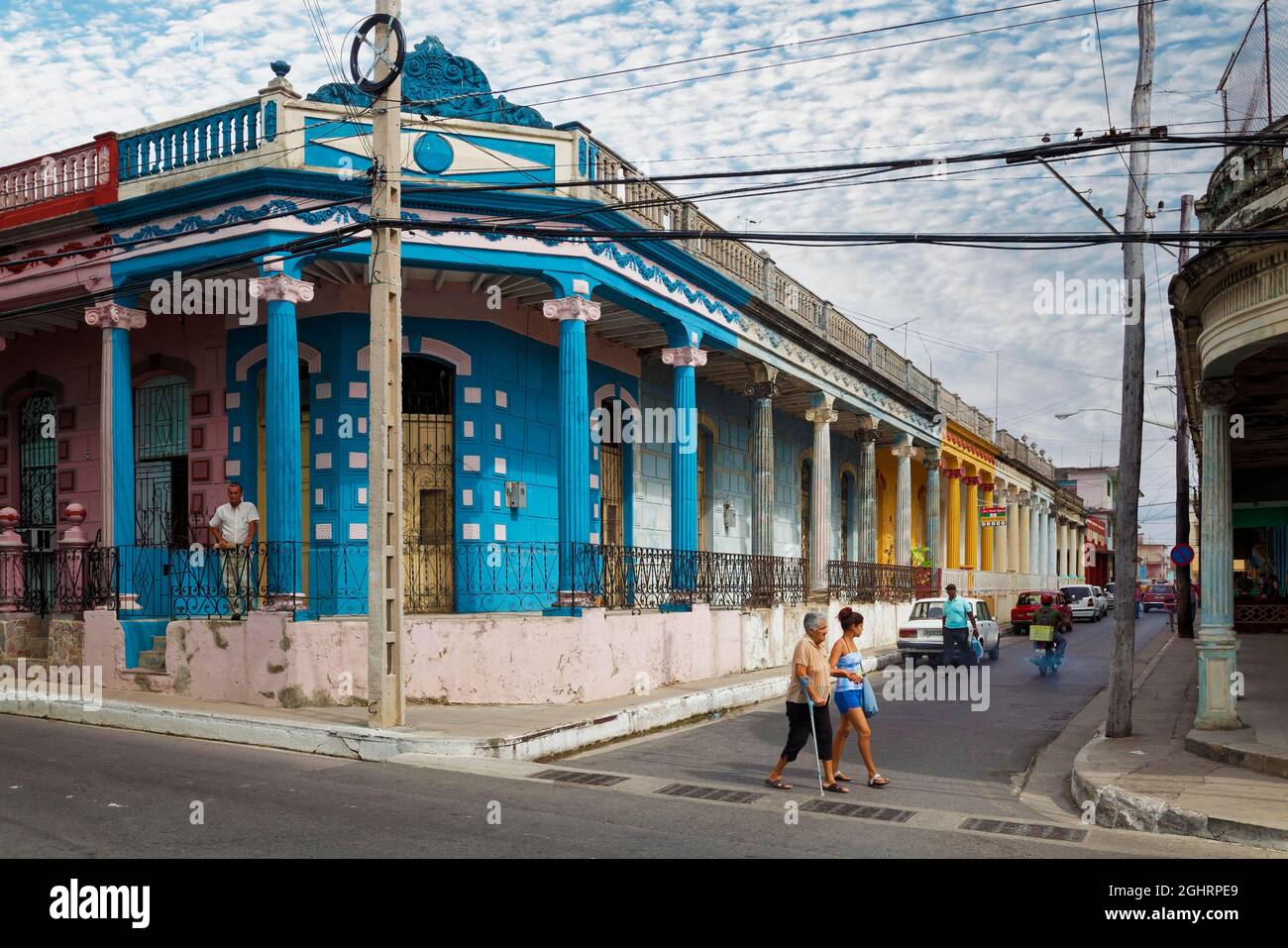 Straßenszene, Menschen, Kolonialbauten, bunt, morbide, Malerisch, Telegraphenmasten mit Kabeln, Pinar del Rio, Provinz Pinar del Rio Stockfoto
