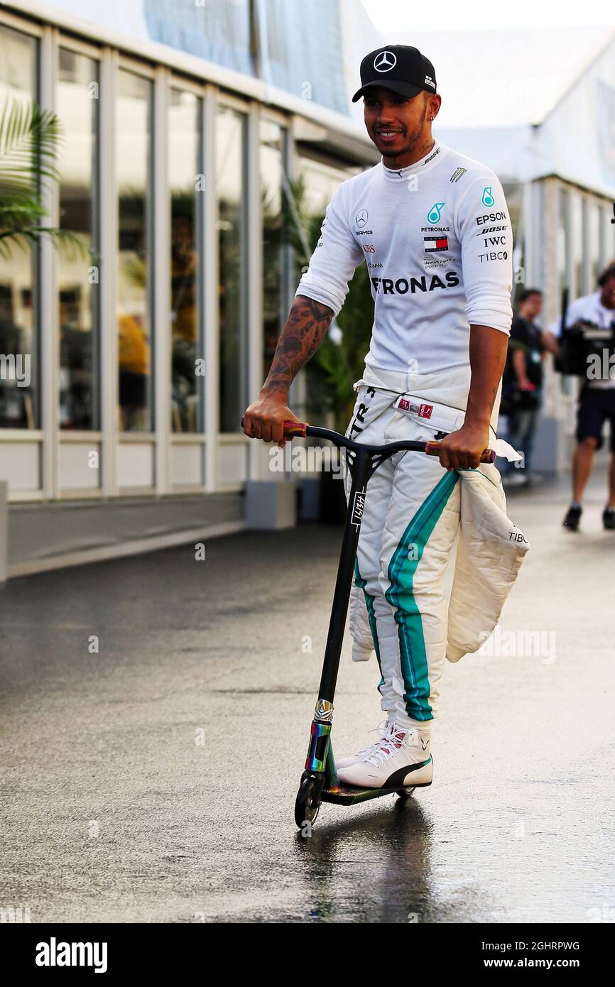 Lewis Hamilton (GBR) Mercedes AMG F1 auf seinem Roller. 06.10.2018. Formel  1 Weltmeisterschaft, Rd 17, Großer Preis Von Japan, Suzuka, Japan,  Qualifizierender Tag. Bildnachweis sollte lauten: XPB/Press Association  Images Stockfotografie - Alamy