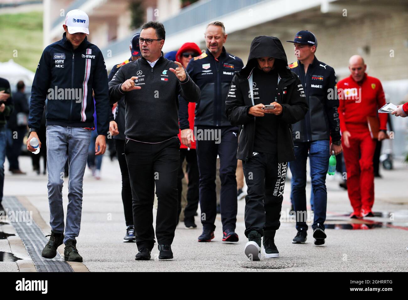 (L bis R): Esteban Ocon (FRA) Racing Point Force India F1 Team mit Ron Meadows (GBR) Mercedes GP Team Manager und Lewis Hamilton (GBR) Mercedes AMG F1. 19.10.2018. Formel-1-Weltmeisterschaft, Rd 18, großer Preis der Vereinigten Staaten, Austin, Texas, USA, Trainingstag. Bildnachweis sollte lauten: XPB/Press Association Images. Stockfoto