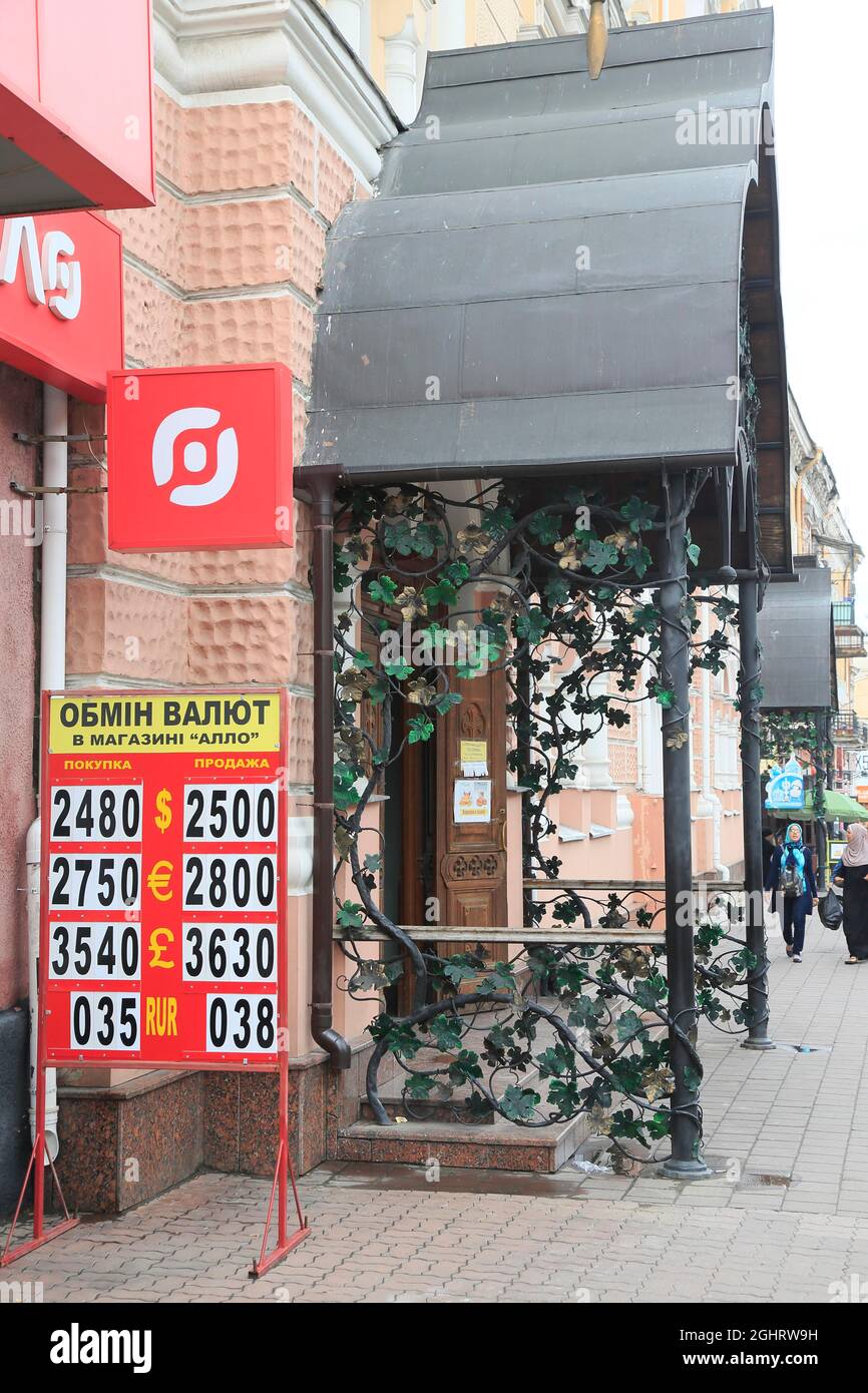 Wechselstube mit den Preisen Grivna zum Dollar, Euro, Pfund und Rubel auf Panteleimonowskaja Straße, Odessa, Ukraine Stockfoto