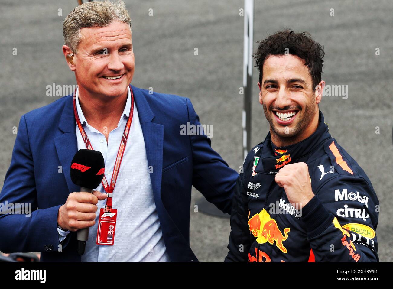 Daniel Ricciardo (AUS) Red Bull Racing (rechts) feiert mit David Coulthard (GBR) Red Bull Racing und Scuderia Toro Advisor / Channel 4 F1 Kommentator seine Pole-Position im Qualifying Park Ferme. 27.10.2018. Formel-1-Weltmeisterschaft, Rd 19, Großer Preis Von Mexiko, Mexiko-Stadt, Mexiko, Qualifizierender Tag. Bildnachweis sollte lauten: XPB/Press Association Images. Stockfoto