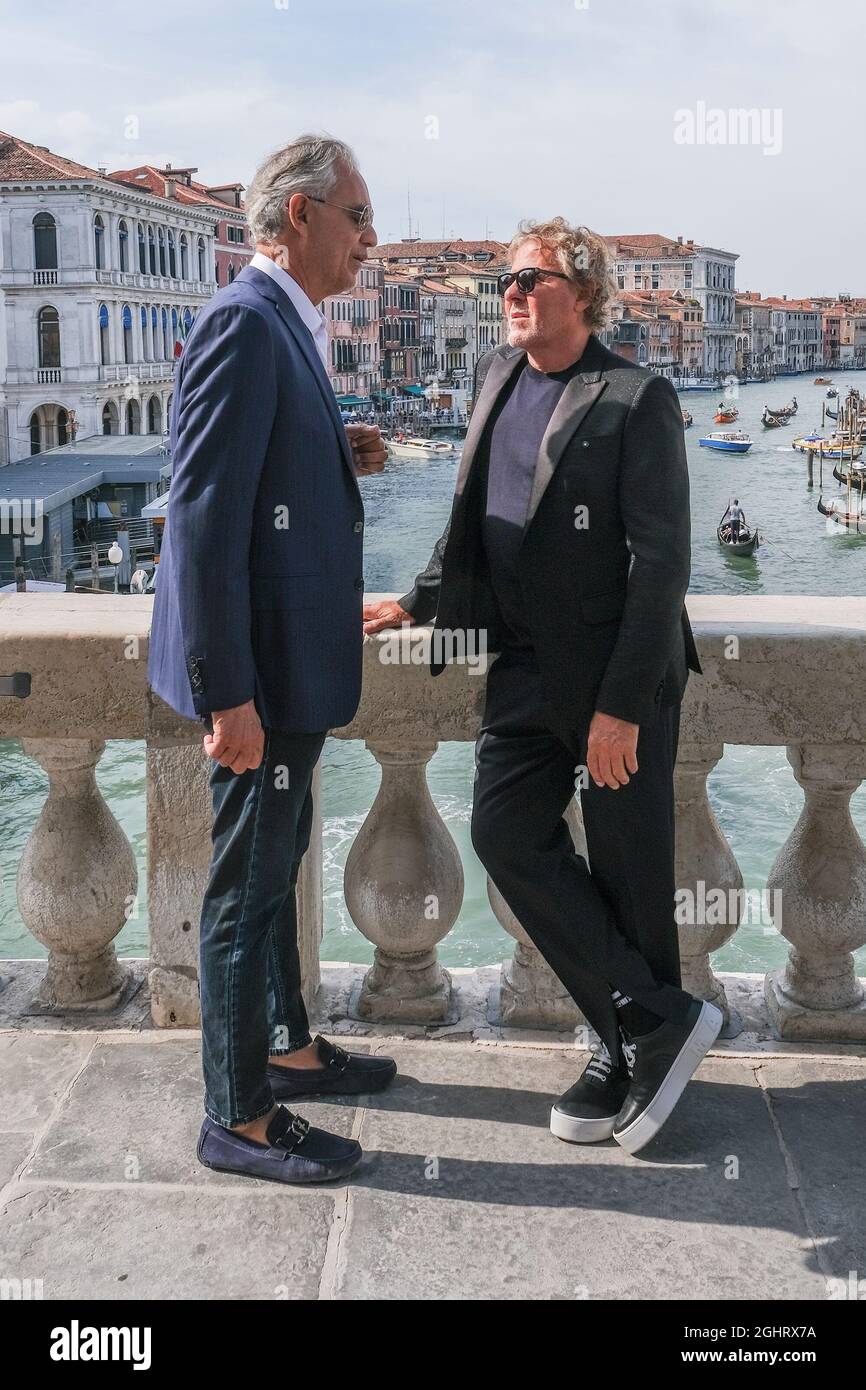 Venedig, Italien. 7. September 2021 Andrea Bocelli und Renzo Rosso warten auf die Einweihung der Rialtobrücke Stockfoto