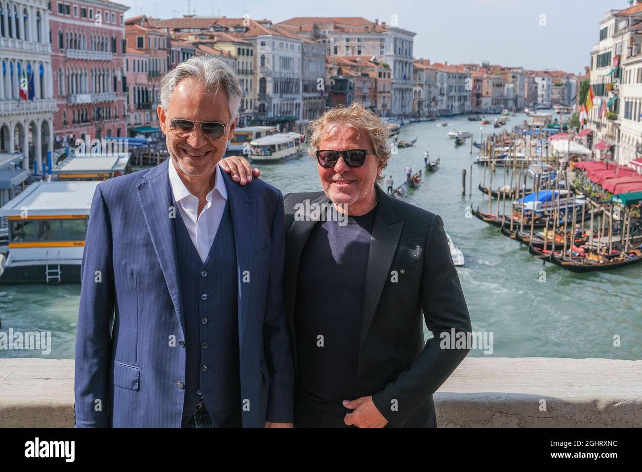 Venedig, Italien. 7. September 2021 Andrea Bocelli und Renzo Rosso warten auf die Einweihung der Rialtobrücke Stockfoto