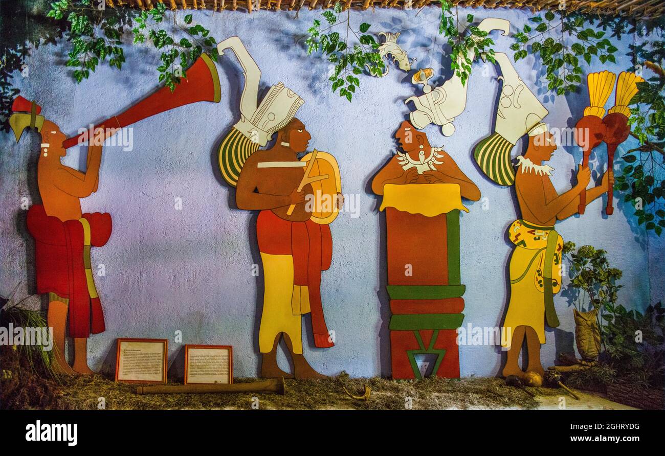 Antike Instrumente, Museum der Musik des Maya-Volkes, Casa K'ojom in Jocatenago, Jocatenago, Guatemala Stockfoto