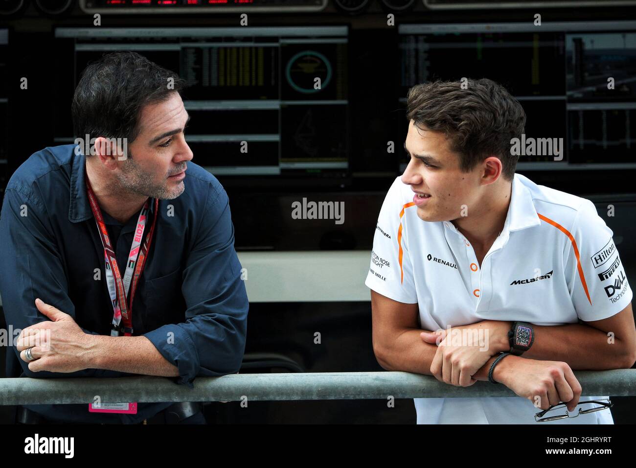 (L bis R): Jimmy Johnson (USA) NASDAR-Fahrer mit Lando Norris (GBR) McLaren Testfahrer. 24.11.2018. Formel-1-Weltmeisterschaft, Rd 21, Großer Preis Von Abu Dhabi, Yas Marina Circuit, Abu Dhabi, Qualifying Day. Bildnachweis sollte lauten: XPB/Press Association Images. Stockfoto