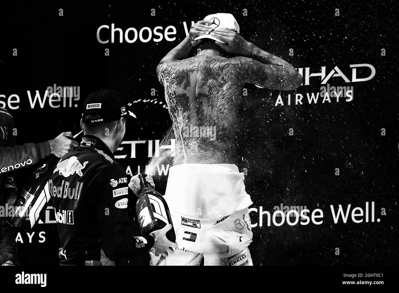 Rennsieger Lewis Hamilton (GBR) Mercedes AMG F1 feiert mit Max Verstappen (NLD) Red Bull Racing auf dem Podium. 25.11.2018. Formel-1-Weltmeisterschaft, Rd 21, Abu Dhabi Grand Prix, Yas Marina Circuit, Abu Dhabi, Race Day. Bildnachweis sollte lauten: XPB/Press Association Images. Stockfoto