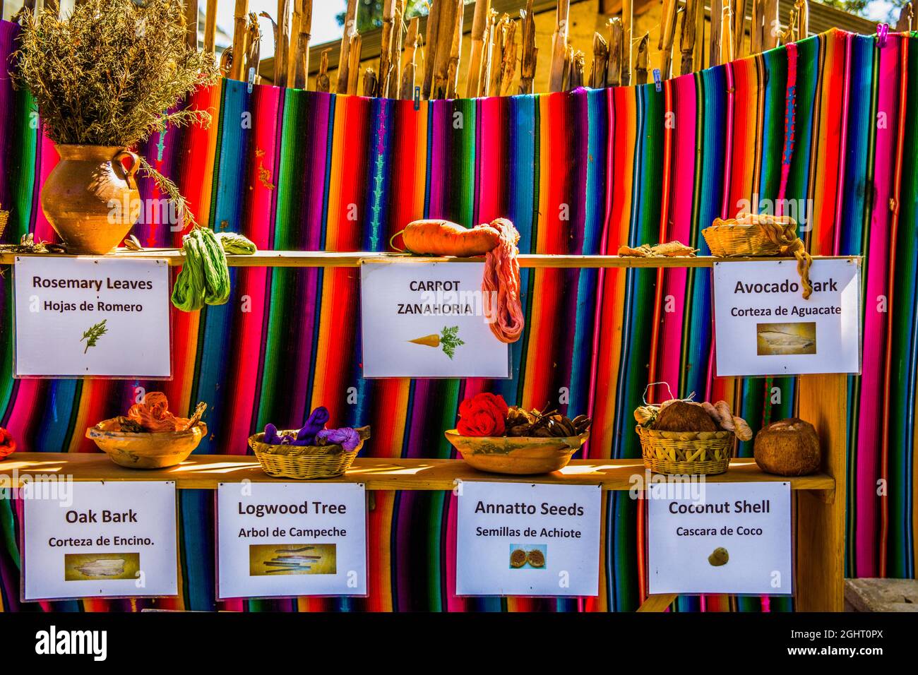 Natürliche Farbstoffe, Demonstration der traditionellen Maya-Weberei, Ajto, Guatemala Stockfoto