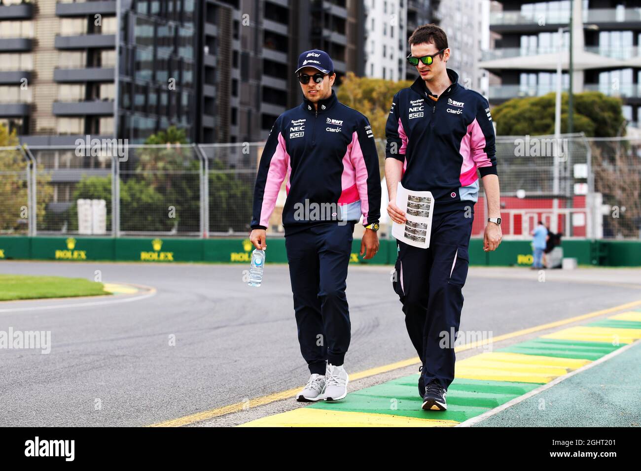 Sergio Perez (MEX) Racing Point F1 Team geht mit dem Team auf die Rennstrecke. 13.03.2019. Formel-1-Weltmeisterschaft, Rd 1, Großer Preis Von Australien, Albert Park, Melbourne, Australien, Vorbereitungstag. Bildnachweis sollte lauten: XPB/Press Association Images. Stockfoto