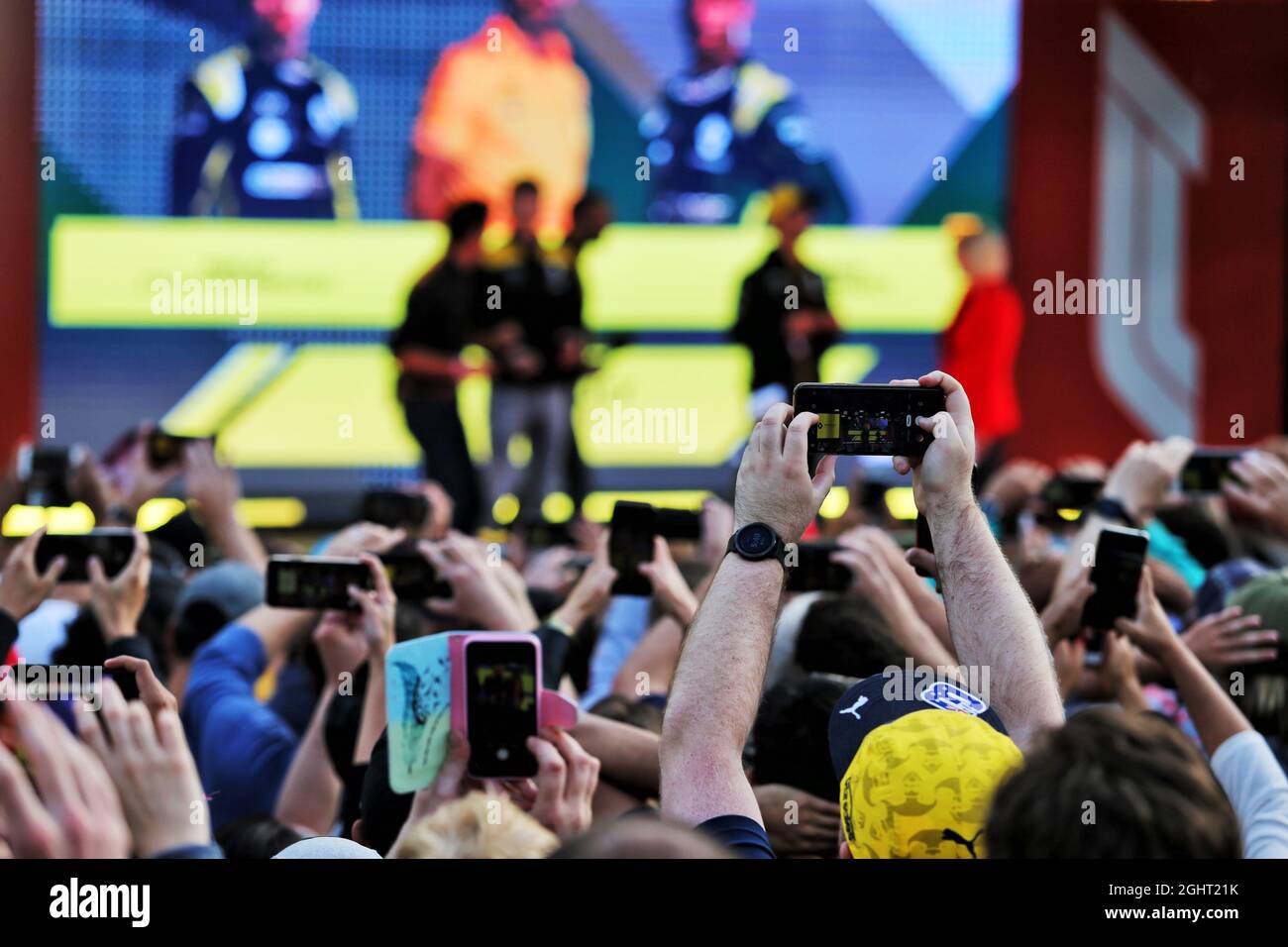 Fans beim F1 Season Launch auf dem Federation Square. 13.03.2019. Formel-1-Weltmeisterschaft, Rd 1, Großer Preis Von Australien, Albert Park, Melbourne, Australien, Vorbereitungstag. Bildnachweis sollte lauten: XPB/Press Association Images. Stockfoto