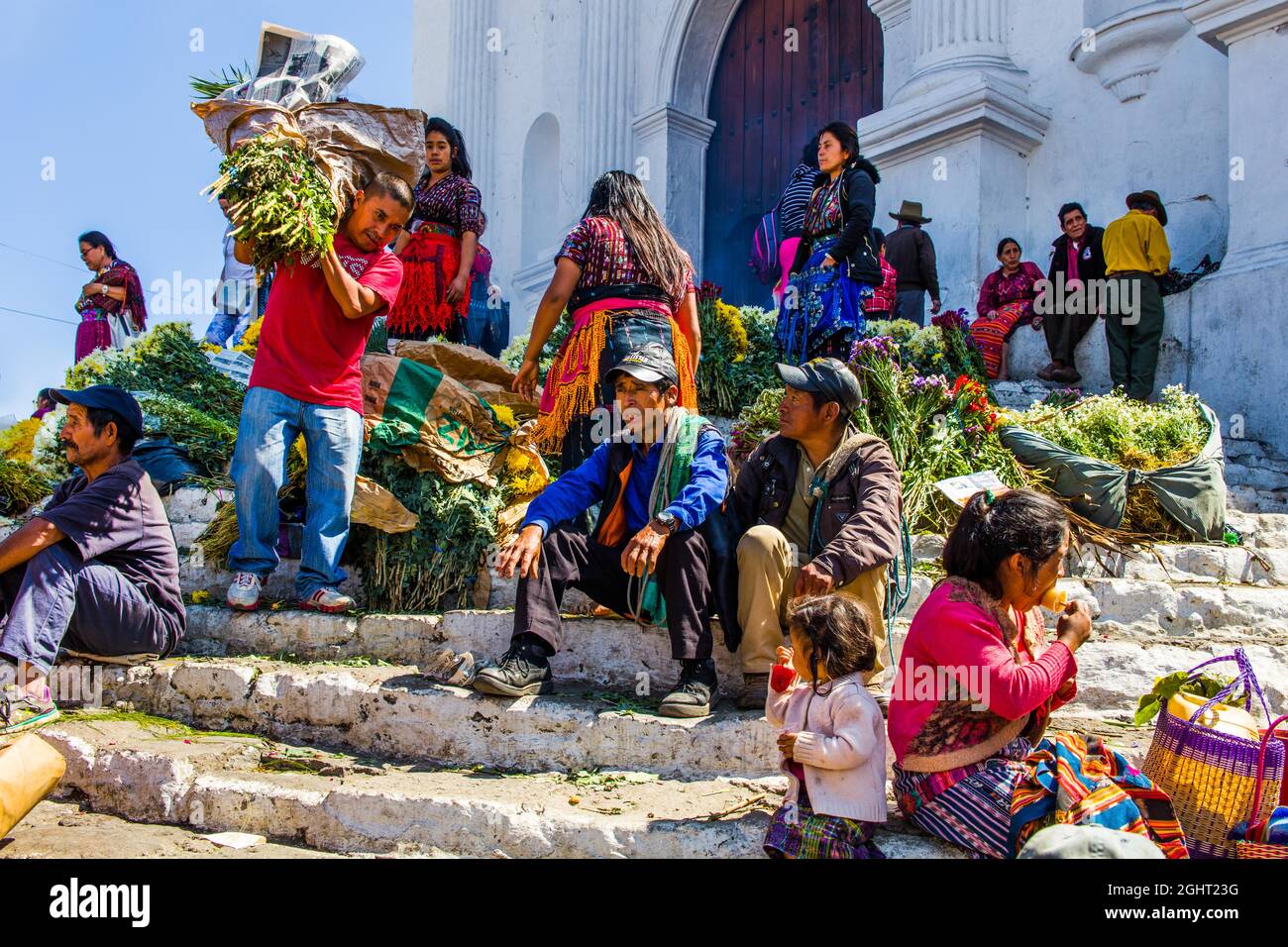 Malerische Rituale und Blumenangebote auf den Stufen von Santo Tomas, Chichicastenango, Chichicastenango, Guatemala Stockfoto