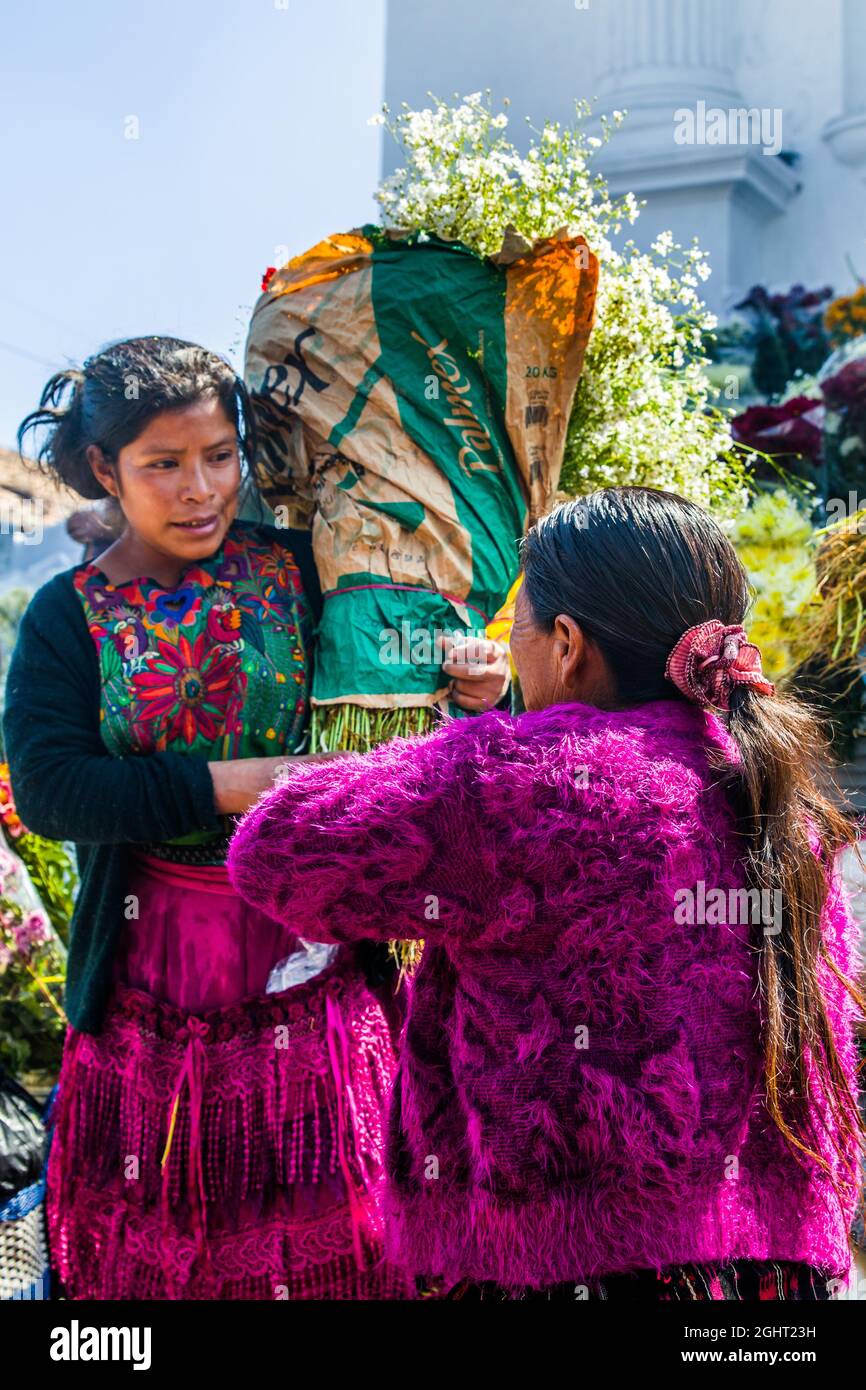 Malerische Rituale und Blumenangebote auf den Stufen von Santo Tomas, Chichicastenango, Chichicastenango, Guatemala Stockfoto
