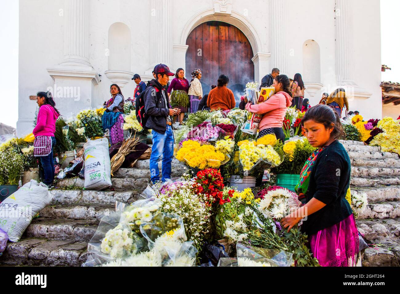 Malerische Rituale und Blumenangebote auf den Stufen von Santo Tomas, Chichicastenango, Chichicastenango, Guatemala Stockfoto