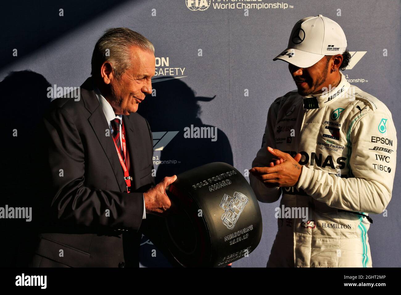 (L bis R): Alan Jones (AUS) überreicht den Pirelli Pole Position Award an Lewis Hamilton (GBR) Mercedes AMG F1. 16.03.2019. Formel-1-Weltmeisterschaft, Rd 1, Großer Preis Von Australien, Albert Park, Melbourne, Australien, Qualifying Day. Bildnachweis sollte lauten: XPB/Press Association Images. Stockfoto