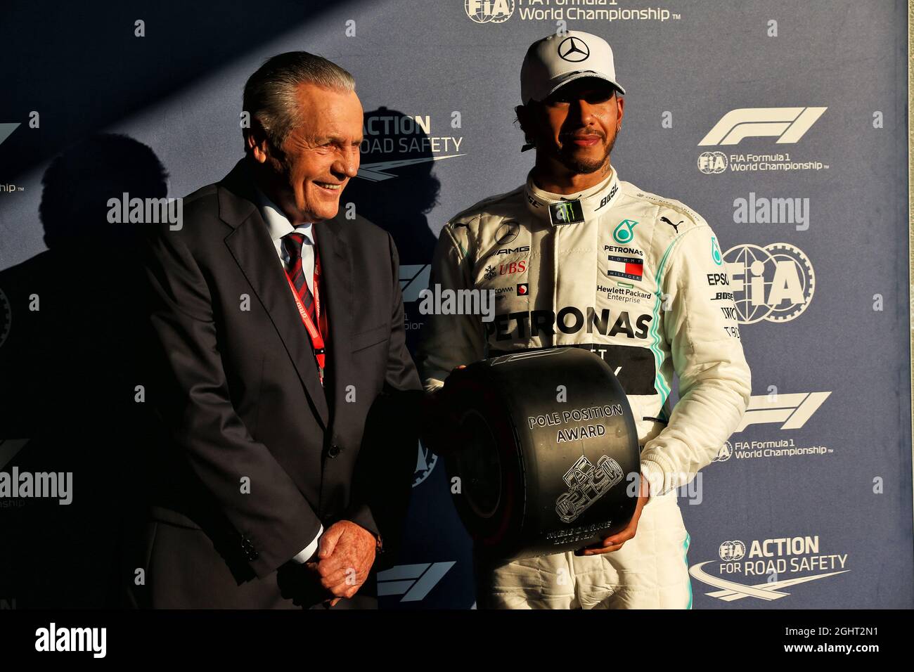 (L bis R): Alan Jones (AUS) überreicht den Pirelli Pole Position Award an Lewis Hamilton (GBR) Mercedes AMG F1. 16.03.2019. Formel-1-Weltmeisterschaft, Rd 1, Großer Preis Von Australien, Albert Park, Melbourne, Australien, Qualifying Day. Bildnachweis sollte lauten: XPB/Press Association Images. Stockfoto