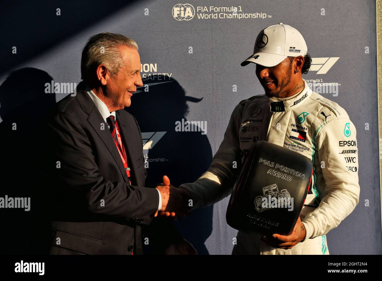 (L bis R): Alan Jones (AUS) überreicht den Pirelli Pole Position Award an Lewis Hamilton (GBR) Mercedes AMG F1. 16.03.2019. Formel-1-Weltmeisterschaft, Rd 1, Großer Preis Von Australien, Albert Park, Melbourne, Australien, Qualifying Day. Bildnachweis sollte lauten: XPB/Press Association Images. Stockfoto