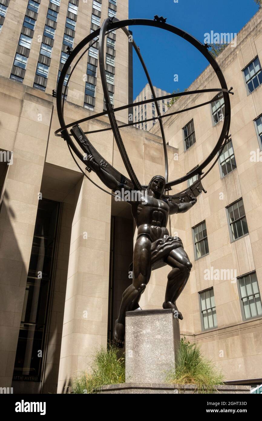 Atlas Halten der Himmel (himmlische Gewölbe) Statue (armillarsphäre) in Rockefeller Center, NYC Stockfoto