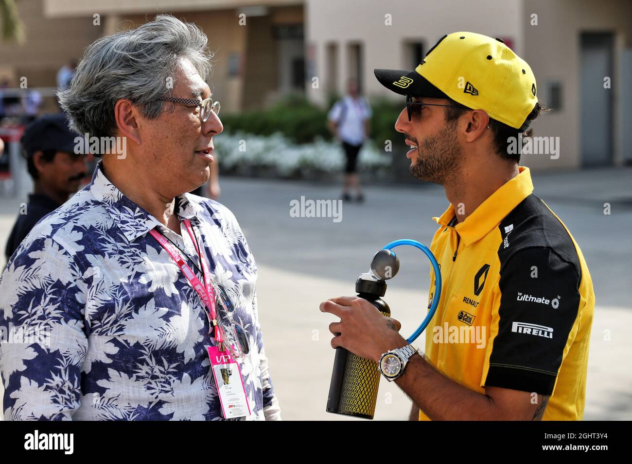 Daniel Ricciardo (AUS) Renault F1 Team mit Paul Tange (JPN) Tange Associates President. 31.03.2019. Formel-1-Weltmeisterschaft, Rd 2, Großer Preis Von Bahrain, Sakhir, Bahrain, Wettkampftag. Bildnachweis sollte lauten: XPB/Press Association Images. Stockfoto