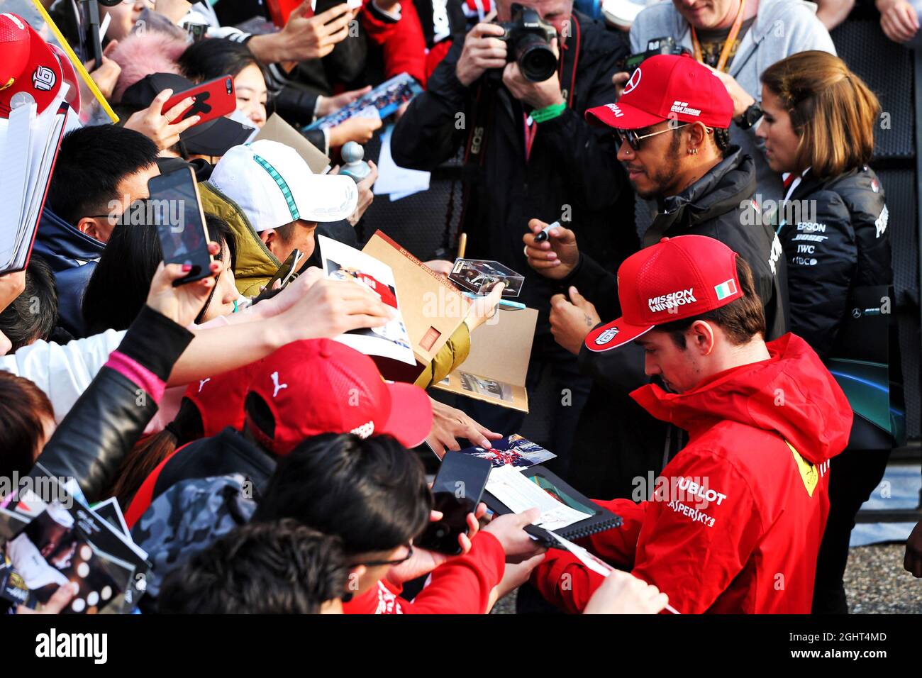 Lewis Hamilton (GBR) Mercedes AMG F1 und Charles Leclerc (MON) Ferrari geben Autogramme für die Fans. 11.04.2019. Formel 1 Weltmeisterschaft, Rd 3, Großer Preis Von China, Shanghai, China, Tag Der Vorbereitung. Bildnachweis sollte lauten: XPB/Press Association Images. Stockfoto