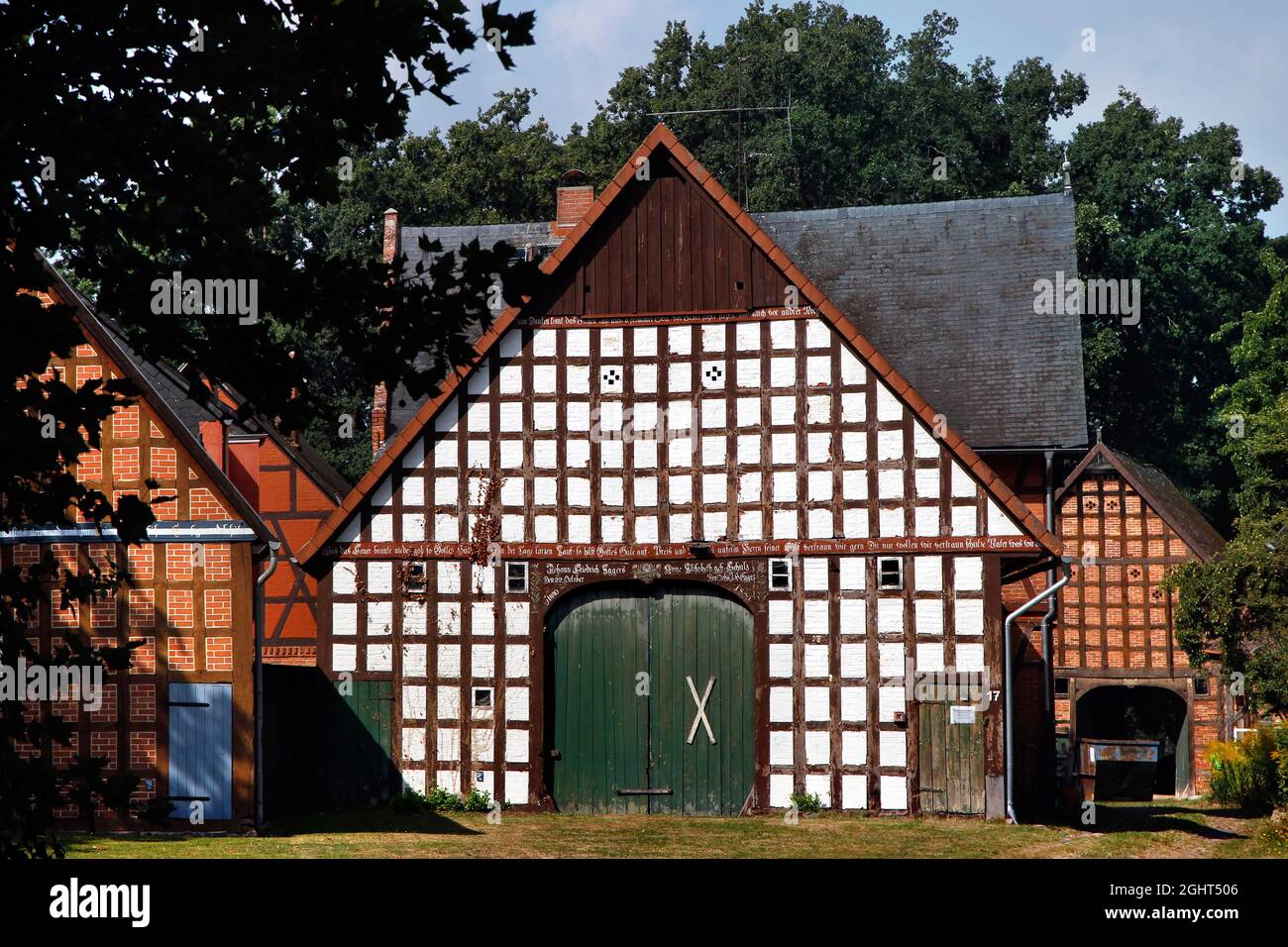 Fachwerkgebäude, Innenhof eines Rundling-Dorfes im Wendland, Niederdeutsches Hallenhaus, Niedersächsische Elbhochebene, Lüneburger Heide, Grün Stockfoto