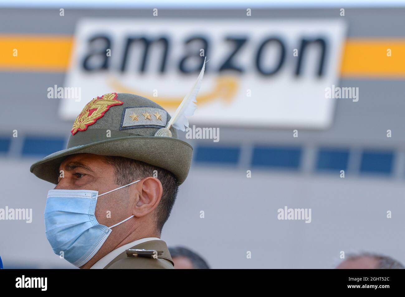 Rieti, Italien. September 2021. General Francesco Paolo Figliuolo (trägt Gesichtsmaske), außerordentlicher kommissar für den Notfall bei Covid19, besucht das Impfstoffzentrum in Passo Corese im Logistikzentrum von Amazon. (Foto: Riccardo Fabi/Pacific Press/Sipa USA) Quelle: SIPA USA/Alamy Live News Stockfoto