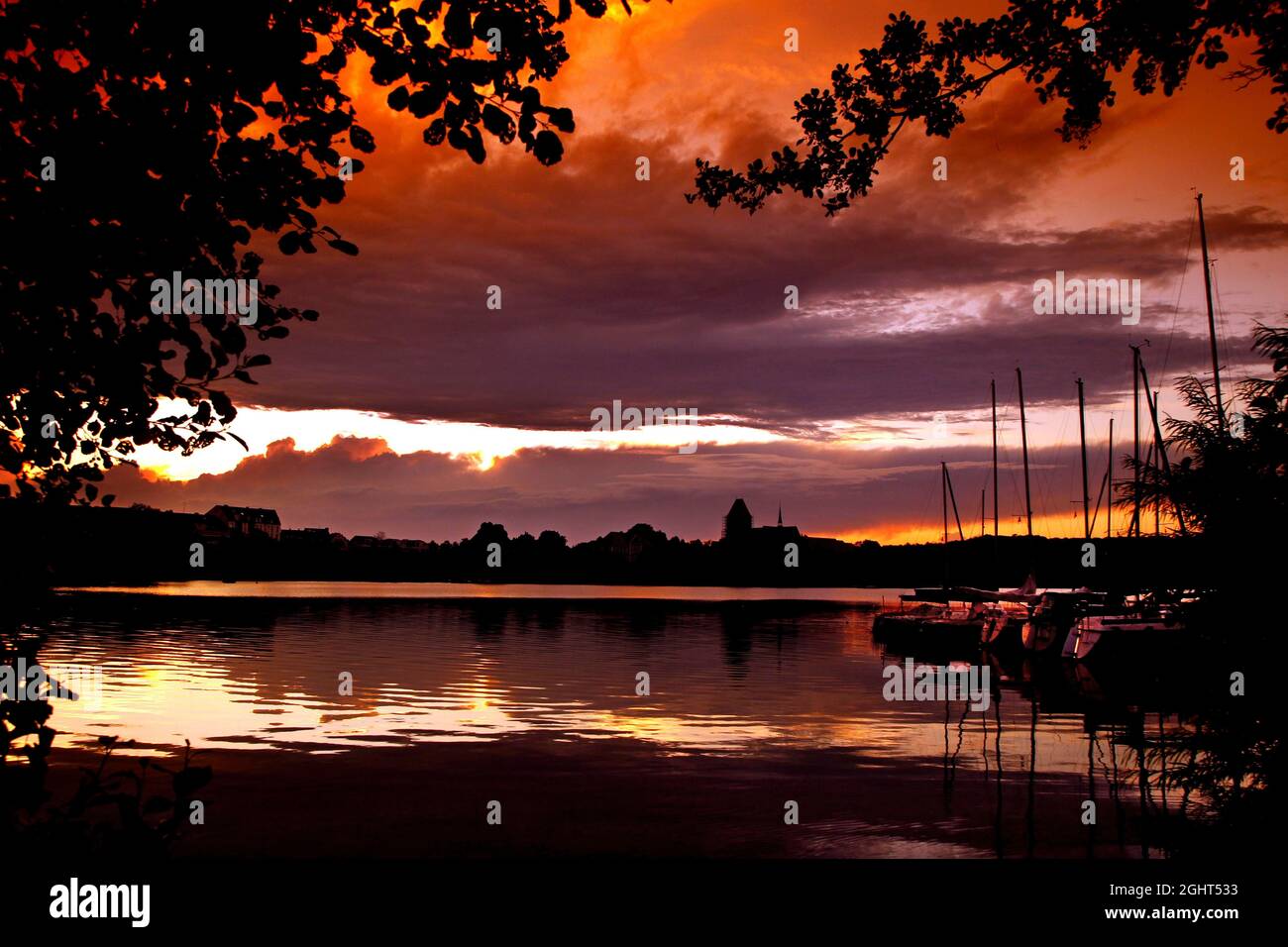 Sonnenuntergang am Ratzeburger See, Grüngürtel, Grenzweg, Naturpark Lauenburger Seen, Ratzeburg, Herzogtum Lauenburg, Schleswig-Holstein, Deutschland Stockfoto