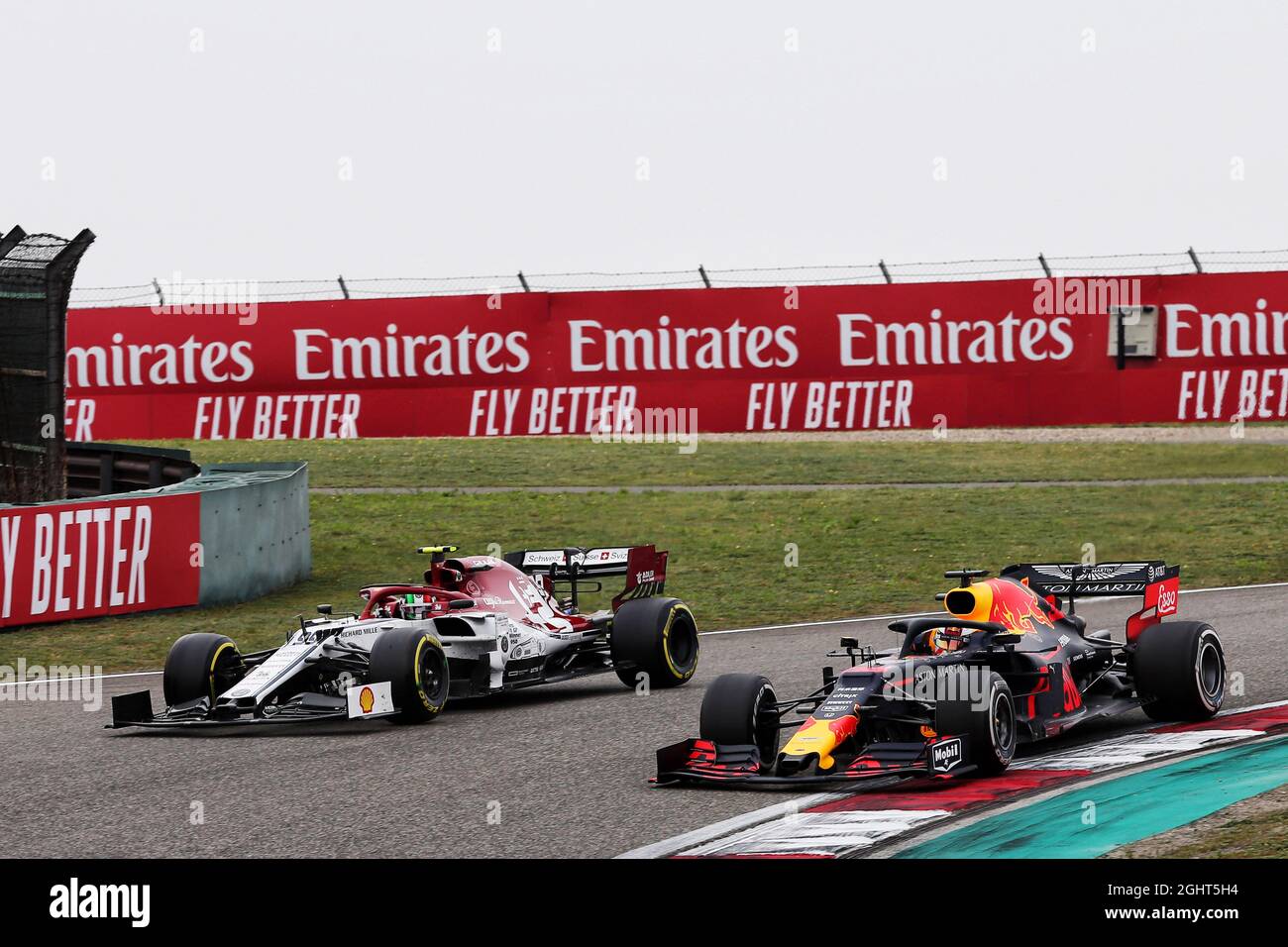 Max Verstappen (NLD) Red Bull Racing RB15 Runden Antonio Giovinazzi (ITA) Alfa Romeo Racing C38. 14.04.2019. Formel 1 Weltmeisterschaft, Rd 3, Großer Preis Von China, Shanghai, China, Wettkampftag. Bildnachweis sollte lauten: XPB/Press Association Images. Stockfoto