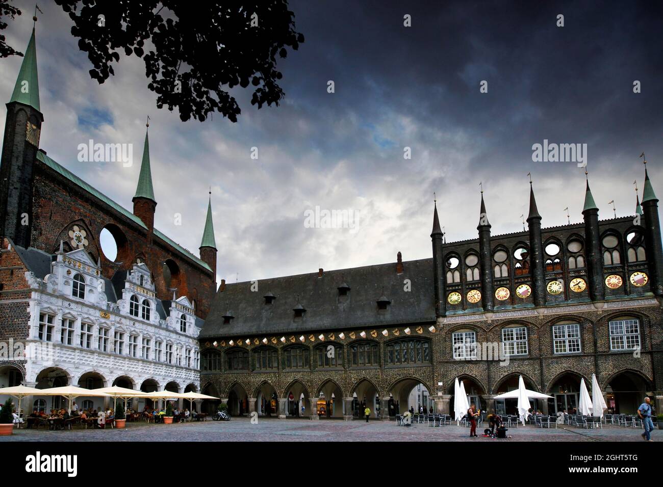 Rathaus, mittelalterliches gotisches Backsteinhaus Lübeck, Altstadt ...