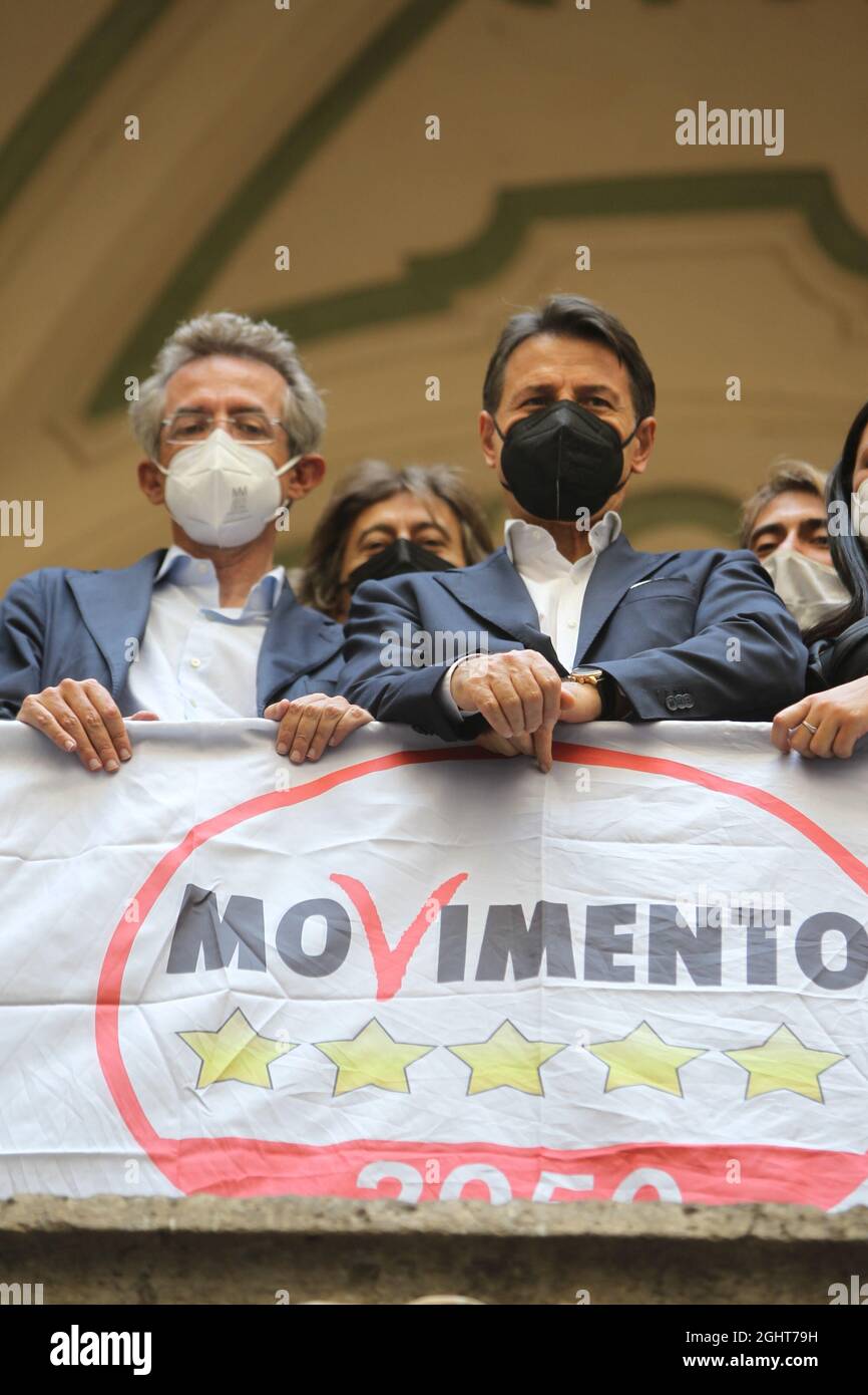 Neapel, Italien. September 2021. Wahltour von Giuseppe Conte in Neapel, Unterstützung von Gaetano Manfredi Kandidat für den Bürgermeister von Neapel bei den Verwaltungswahlen.in Bild in Reihenfolge L bis R: Gaetano Manfredi Kandidat für den Bürgermeister von Neapel und Giuseppe Conte, Präsident der M5S (Movimento Cinque Stelle) (Foto von Salvatore Esposito/Pacific Press/Sipa USA) Quelle: SIPA USA/Alamy Live News Stockfoto