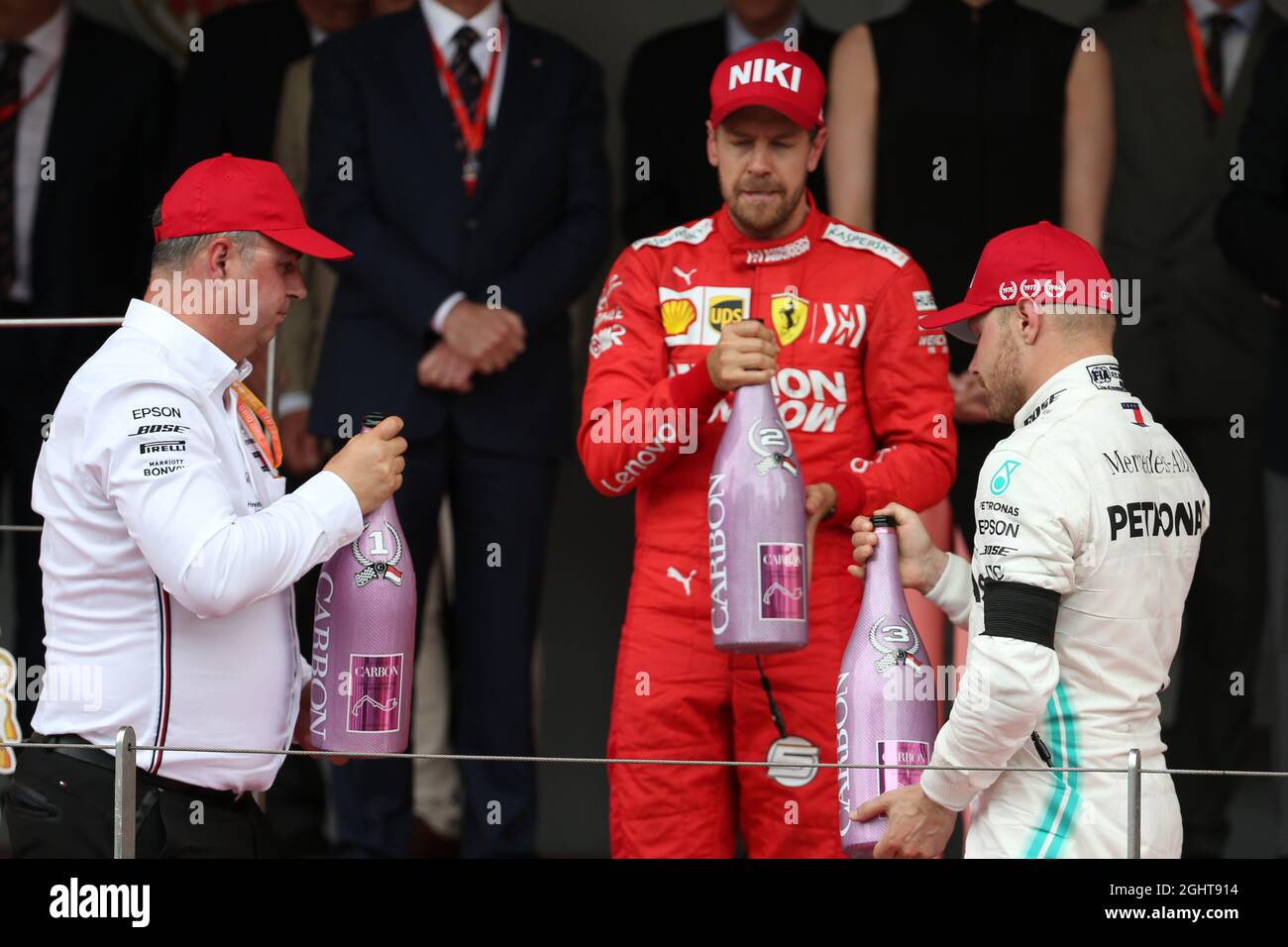 Das Podium (L bis R): Ron Meadows (GBR) Mercedes GP Team Manager feiert mit Sebastian Vettel (GER) Ferrari und Valtteri Bottas (FIN) Mercedes AMG F1K. 26.05.2019. Formel-1-Weltmeisterschaft, Rd 6, Großer Preis Von Monaco, Monte Carlo, Monaco, Wettkampftag. Bildnachweis sollte lauten: XPB/Press Association Images. Stockfoto