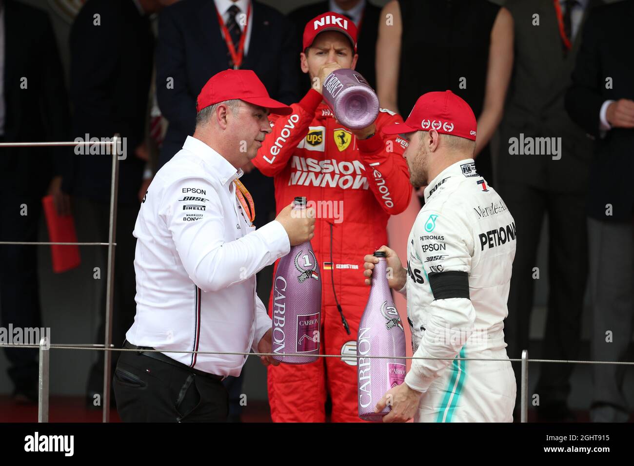 Das Podium (L bis R): Ron Meadows (GBR) Mercedes GP Team Manager feiert mit Sebastian Vettel (GER) Ferrari und Valtteri Bottas (FIN) Mercedes AMG F1. 26.05.2019. Formel-1-Weltmeisterschaft, Rd 6, Großer Preis Von Monaco, Monte Carlo, Monaco, Wettkampftag. Bildnachweis sollte lauten: XPB/Press Association Images. Stockfoto