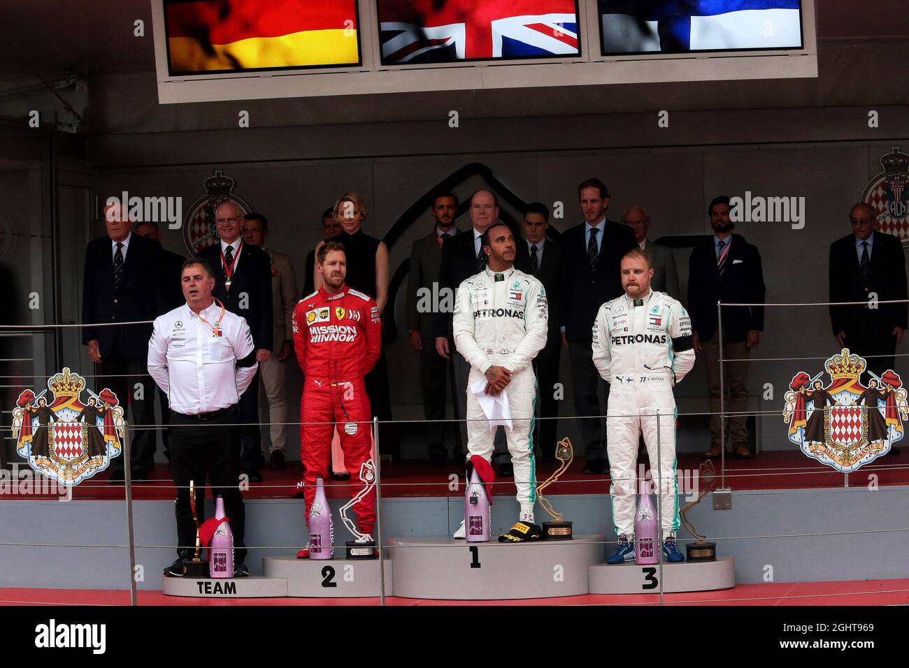 Das Podium (L bis R): Ron Meadows (GBR) Mercedes GP Team Manager; Sebastian Vettel (GER) Ferrari Zweiter; Lewis Hamilton (GBR) Mercedes AMG F1, Rennsieger; Valtteri Bottas (FIN) Mercedes AMG F1, Dritter. 26.05.2019. Formel-1-Weltmeisterschaft, Rd 6, Großer Preis Von Monaco, Monte Carlo, Monaco, Wettkampftag. Bildnachweis sollte lauten: XPB/Press Association Images. Stockfoto